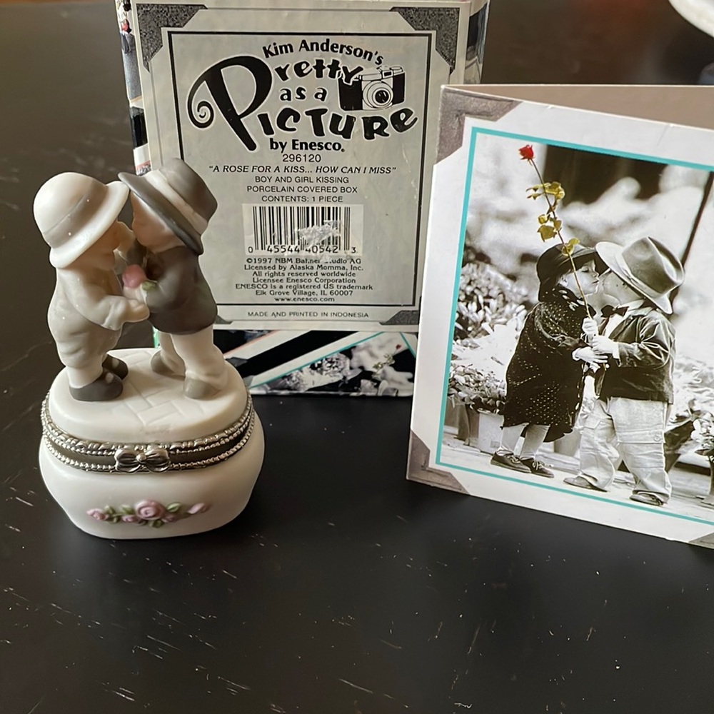 Kim Anderson Porcelain Covered Box 296120 Pretty As A Picture Enesco box card